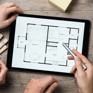 Tablette avec plans d’architecture et documents pour projet d’aménagement