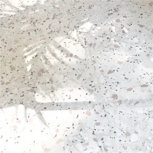 Détail de sol en terrazzo, motif contemporain