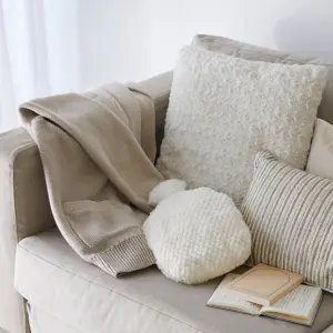 Canapé beige confortable dans un salon au style contemporain